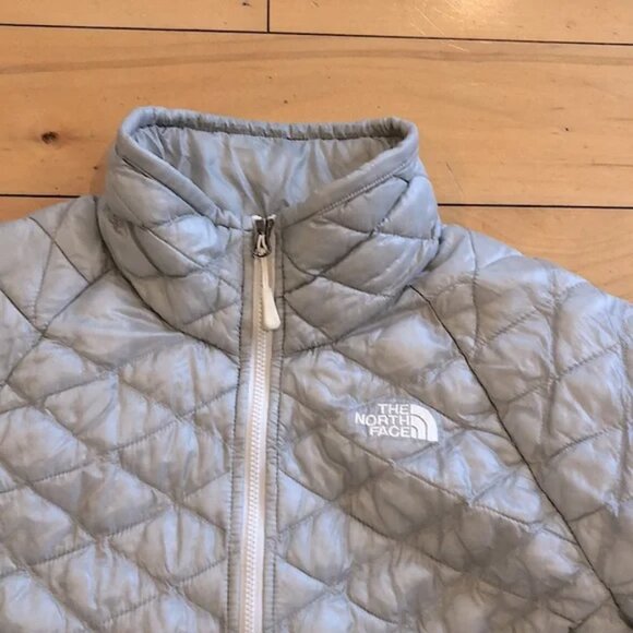 NorthFace Women’s Light Grey Thermaball Quilted Collar Jacket Size Small - Picture 3 of 9